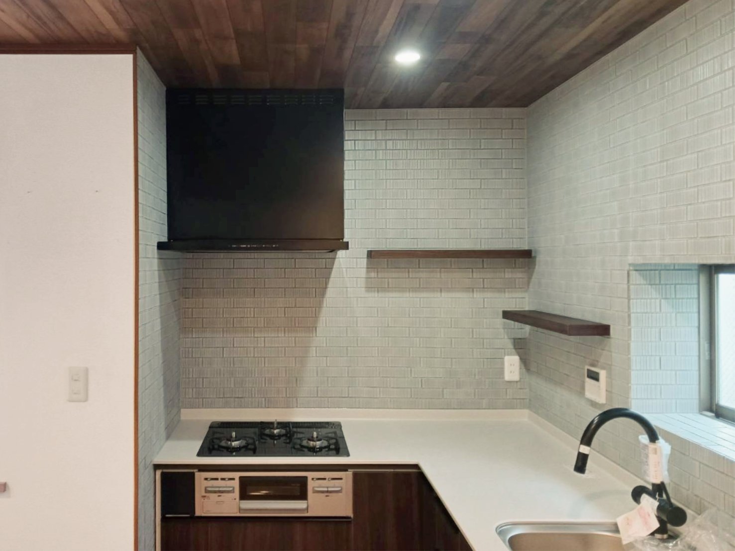 キッチンタイル施工事例
TILE PARK　大波　ORNAMI-FOIL 