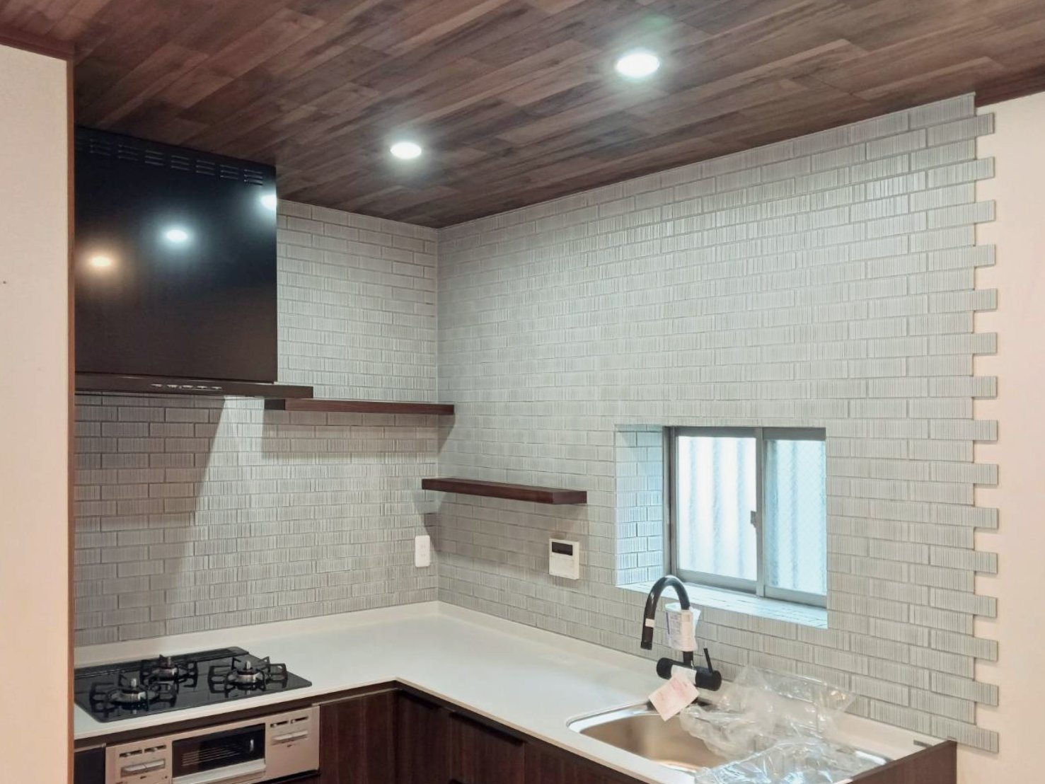 キッチンタイル施工事例
TILE PARK　大波　ORNAMI-FOIL 