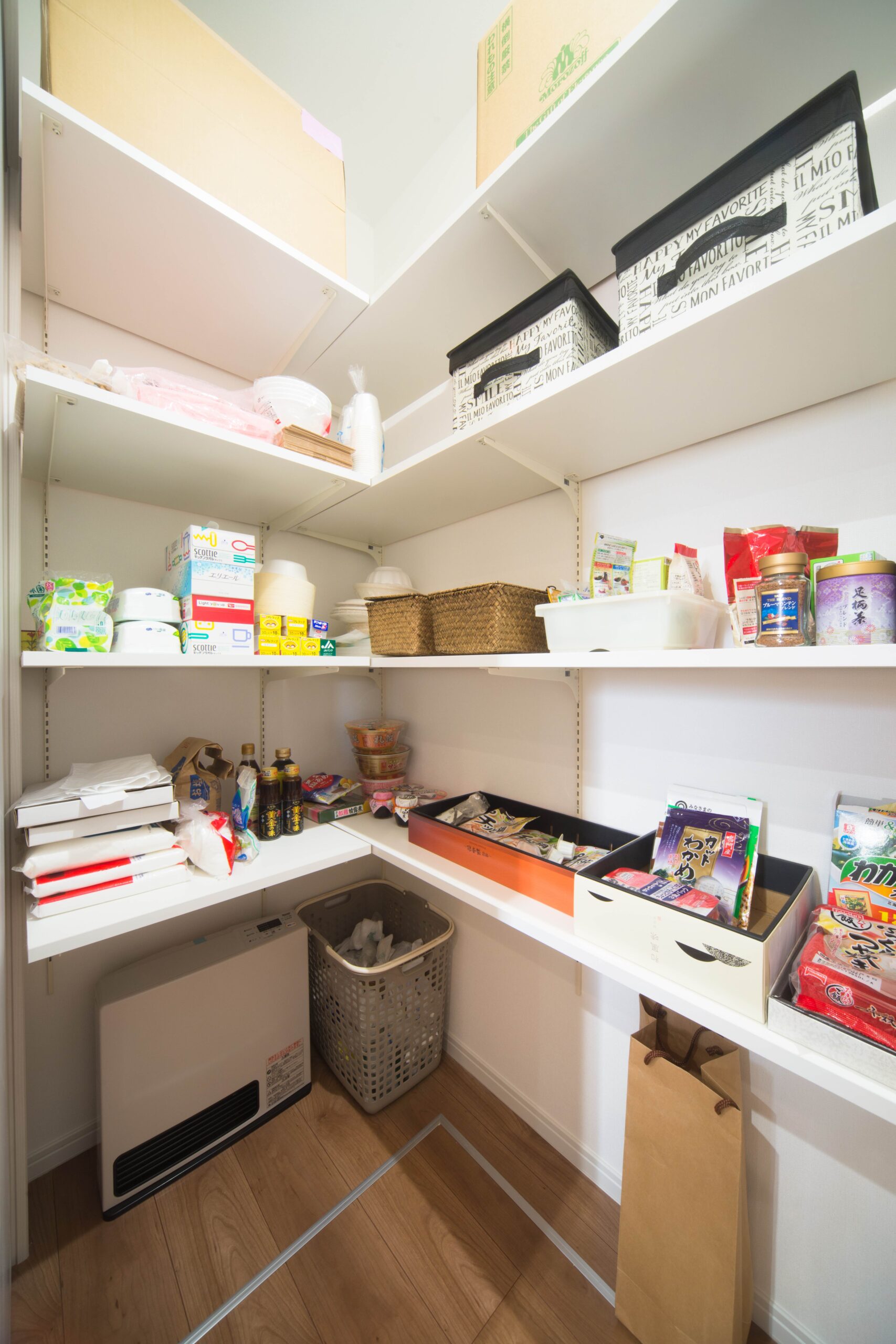 キッチン収納やパントリーのイメージ(収納スペースのイラスト)