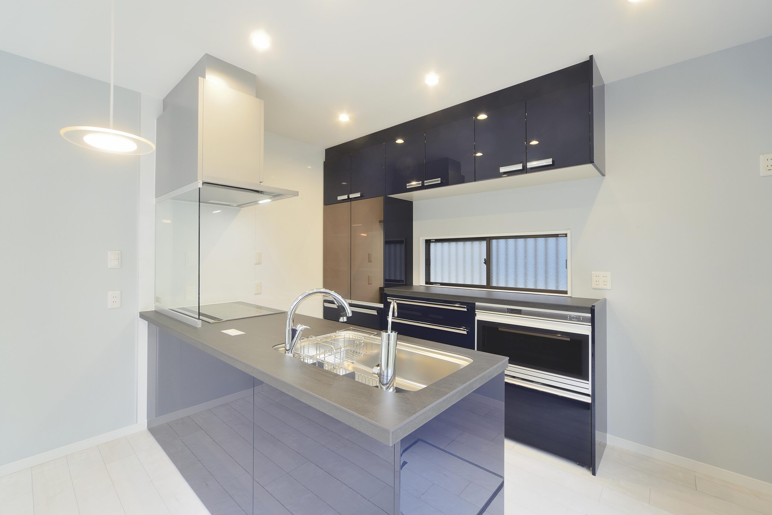 キッチンと統一感のあるカップボード収納の施工事例(食器・家電の収納)