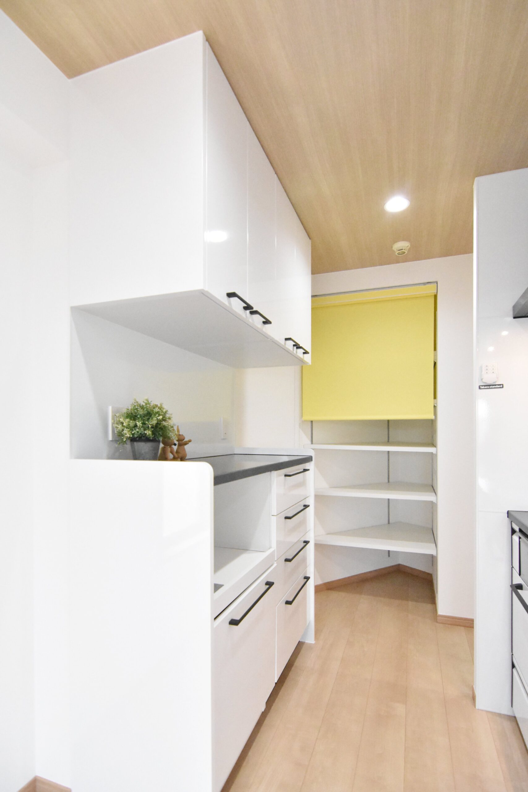 カップボードとパントリーを備えた収納力の高いキッチンリフォーム事例