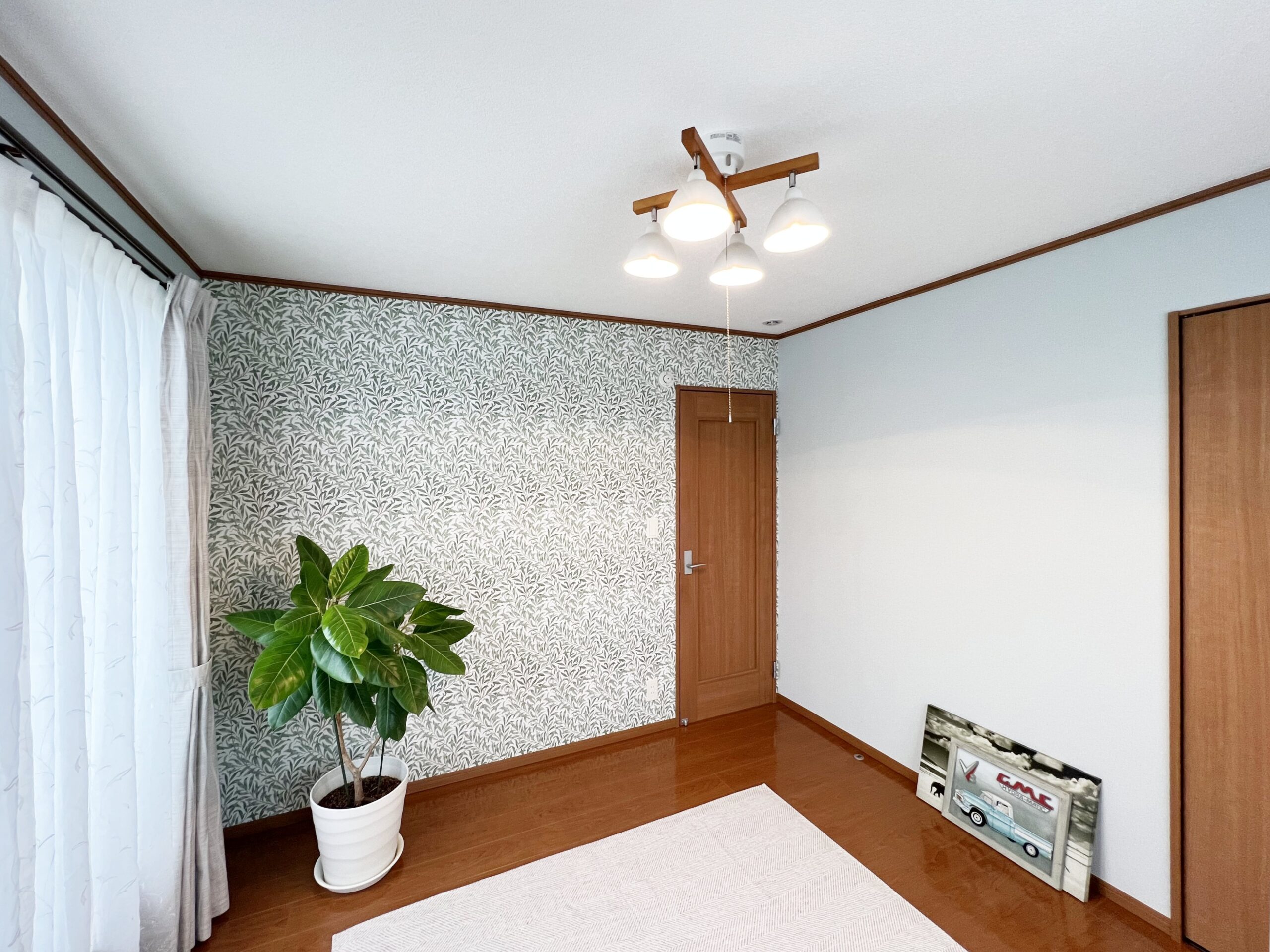 おしゃれな壁紙でリフォームした部屋のイメージ