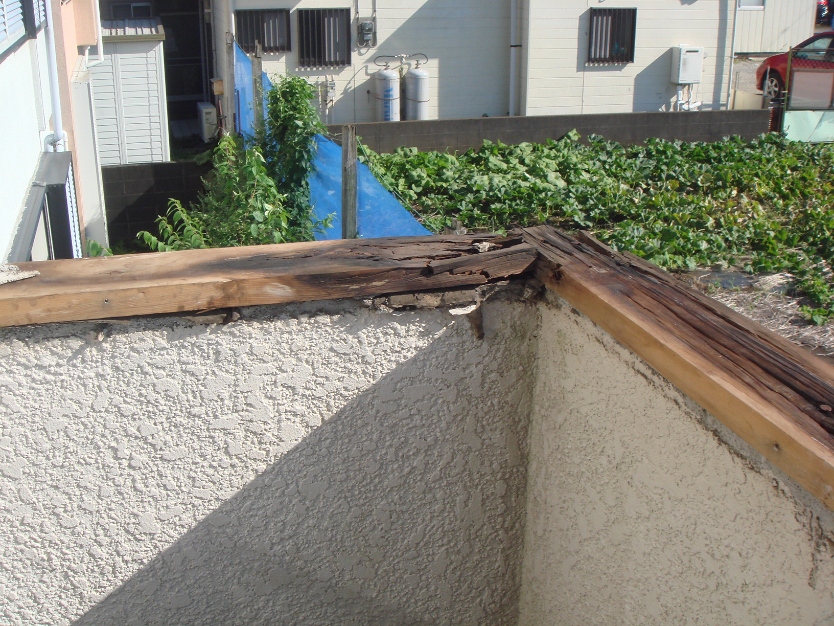 屋根に降りかかる雨水