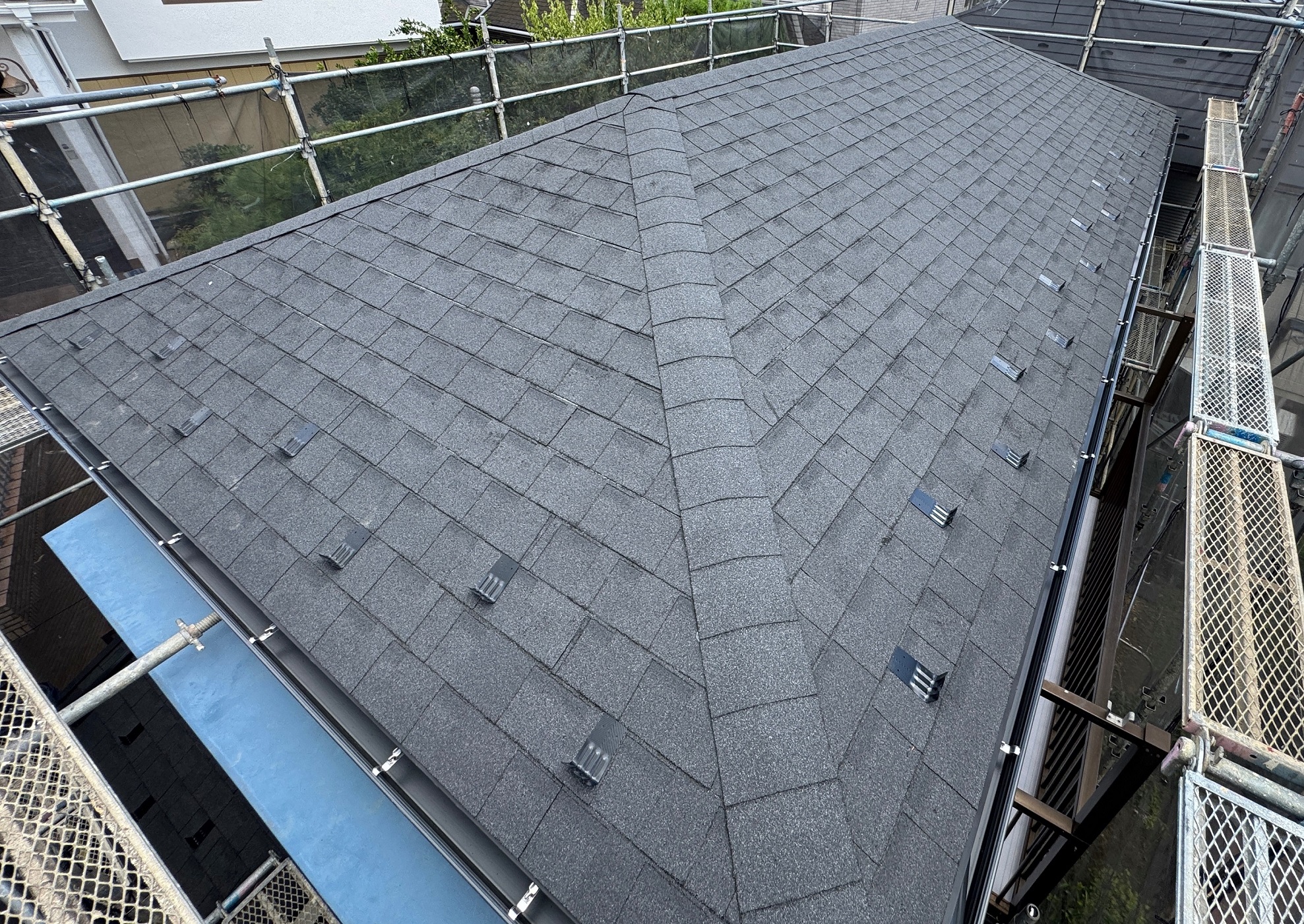 屋根から雨水が伝い落ちる様子