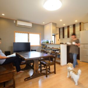 冬も夏も快適な家族の集まる部屋に。