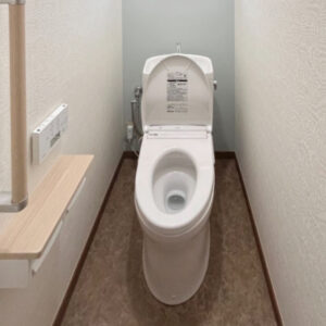 アクセント壁のあるトイレリフォーム