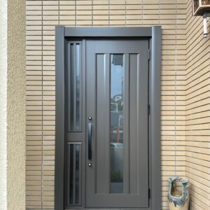 シンプルな玄関ドア
