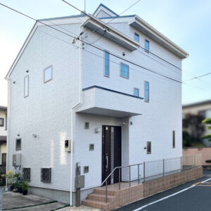 屋根・外壁塗装とウッドデッキ新設で快適な庭時間を実現｜スタイルシェードで日差し対策も