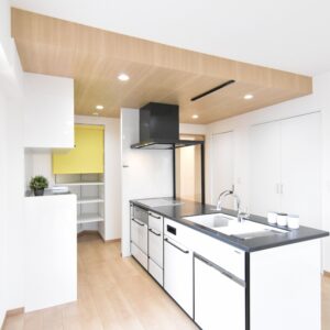 築26年マンションのフルリフォーム｜回遊できるオープンキッチンと大型WICで暮らしを一新