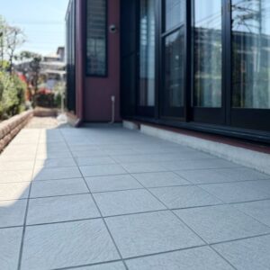 神奈川・横浜で庭を美しく整える外構リフォーム｜タイル仕上げで手入れしやすい空間に